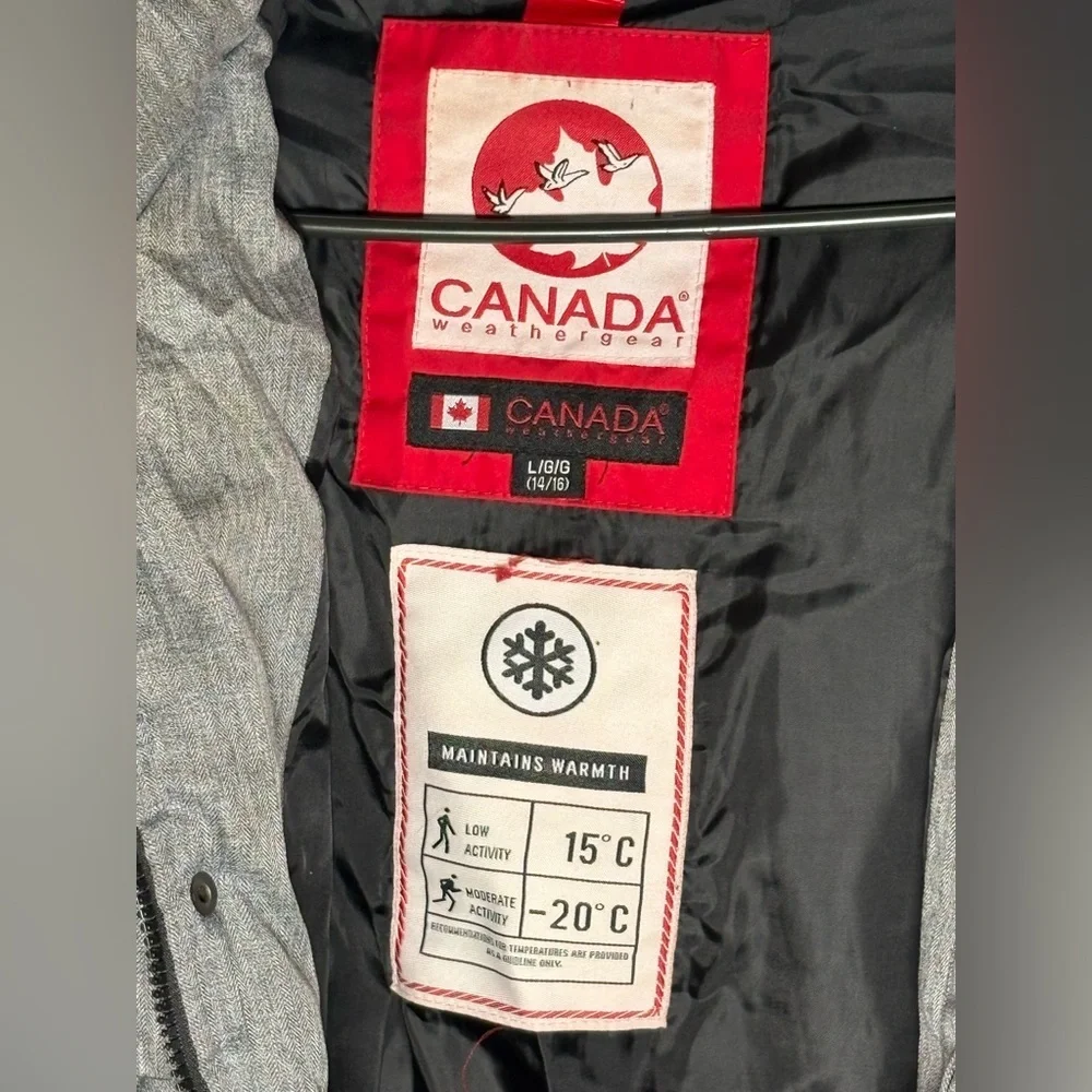 Canada Weather Gear heavyweight puffer‎ jacket in gray heather with black trim.